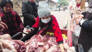 农村姑娘养跑山猪，第5次去街上卖肉，2小时卖了三千块