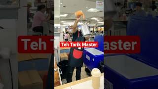 Teh Tarik master demonstrates pouring the tea from a height #shorts