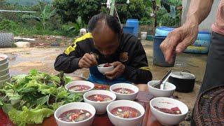 Thánh Ăn Tiết Canh Đối Thủ Của Ông Hặc l Thanh Eats blood pudding