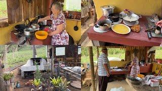 HOJE FOI MINHA MÃE  QUE FEZ O ALMOÇO NA CASINHA NO PÉ DA SERRA.