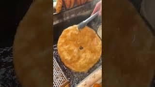 郑州街头特色铁板油饼配胡辣汤！河南人的早餐太中嘞！  #路边摊美味 #胡辣汤#油饼