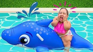 Maria Clara em uma Aventura engraçada na Piscina - MC Divertida