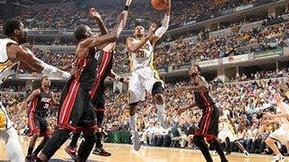 Leandro Barbosa  Beats the Halftime Buzzer