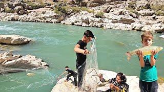 Nomadic Life: Fishing with a Net in the Roaring River and Crossing Difficult Roads 