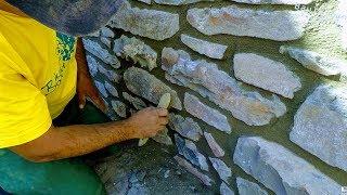 NATURSTEIN-MAUER BAUEN IM SCHLOSS, PROFI-MAURER BEI DER ARBEIT,GRAUWACKE SANDSTEIN EINBAU VERMÖRTELT