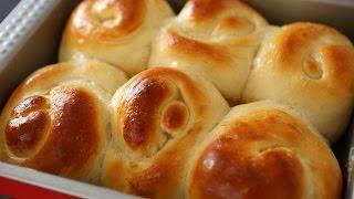 Bread rolls or dinner rolls (Roll-ppang: 롤빵)