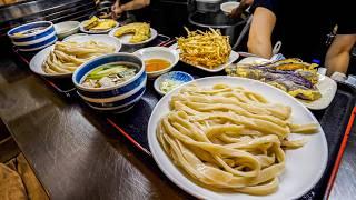 Always full of customers.Delicious udon noodle store run by a couple