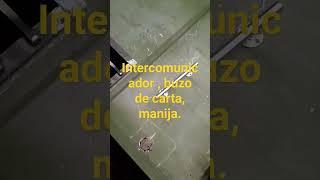 instalación en la puerta metálica, caja de interco municador.