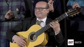 Maestro Miguel de Badajoz con guitarra luthier Abraham Ortega