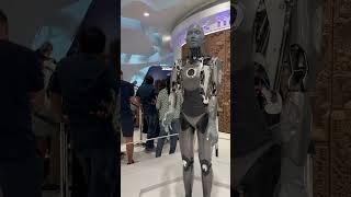 Werner vs. Humanoider Roboter in Dubai