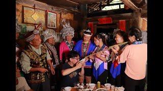 在广西苗乡，长寿老人的家宴很热闹In the Miao settlements，the family banquets of long-lived elders are very lively