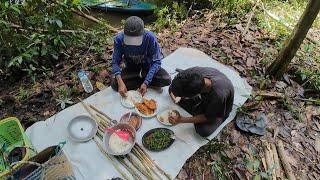 ANGKAT JARING IKAN TAWES DAN MASAK IKAN GURAME DI PINGGIR SUNGAI