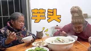 Mother cooks taro soup, grandma eats it with relish