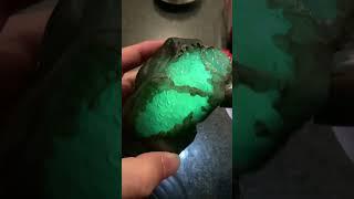 今日原石鑒賞~~原來美玉看一眼都會身心舒暢#天然珠宝#缅甸矿区翡翠#天然翡翠 #缅甸翡翠#翡翠玉石 #缅甸天然翡翠  #翡翠 #crystals  #jade  #gemstone