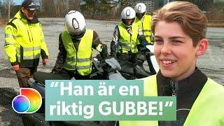 Wahlgrens värld | Theo dissar körskoleläraren under mopedkursen | discovery+ Sverige