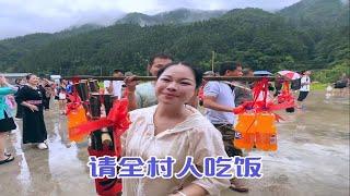 历经三个月，基地今天终于入伙啦，秋子请全村人吃饭，亲朋好友都来祝贺，姐妹们给现场气氛加热