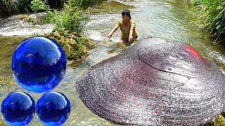  The girl caught a huge clam in the river and collected multiple amazing gemstone blue pearls