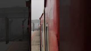 Train 22982 under heavy foggy weather Loco pilot using Fog safety device to run fast n better signal