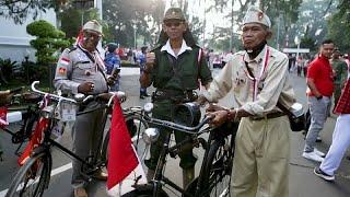 Indonesians parade 100-metre flag ahead of Independence Day