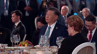  央视不会播放的习近平在喀山金砖峰会的镜头：普京与习握手后在习背后偷偷做了一个神秘的手势；习在普演讲时，两眼都睁不开，差点睡着