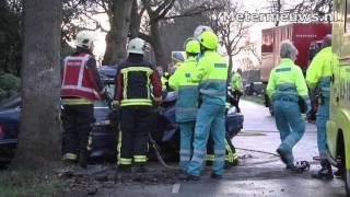 Auto vouwt zich om boom in Stuifzand