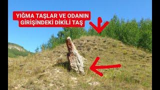 YIĞMA TAŞLAR VE ODANIN GİRİŞİNDEKİ DİKİLİ TAŞ