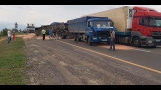 В Ростовской области в ДТП перевернулся зерновоз