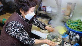 느그 다 묵고 가라! 초대형 김밥과 세숫대야 국수와 산더미 새우볶음밥 '진주 양분식' / Grandma's snack bar with only 4 tables