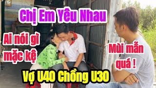 Bắt gặp chuyện LẠ THƯỜNG của cặp đôi "CHỊ EM" lấy nhau BẤT CHẤP mặc kệ mọi thứ xung quanh