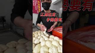 來找【蔥花系】阿嬤(姊姊)囉！頭城鎮必吃的蔥花撞蛋，現炸脆皮蛋餅揪厚呷，每日熱銷千包 #台灣小吃 #銅板美食 #阿嬤(加蛋、雙蛋)蔥油餅 #頭城柯氏蔥油餅