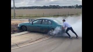 Aussiecams - FORD driver beached at this Tarneit roundabout