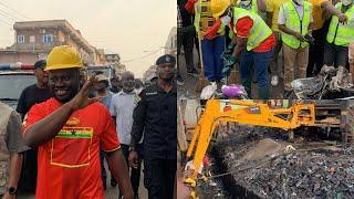 Ashanti Regional Minster& Kumawood stars cleans the streets of Manhyia,Alabar on 6th March clean up