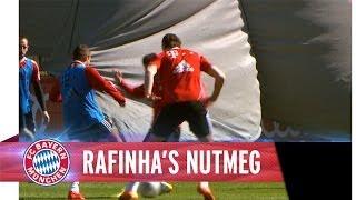 Rafinha nutmegs Claudio Pizarro