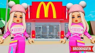 AS GÊMEAS RICAS ABRIRAM UM MC DONALDS NA PRAIA! Historinha Brookhaven ROBLOX