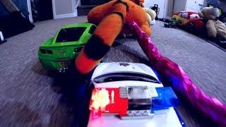 RC Police Chase VS Green Corvette Sports car TOY CARS Action!