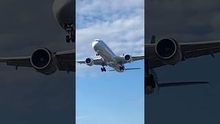 Singapore Airlines 787 overhead arrival