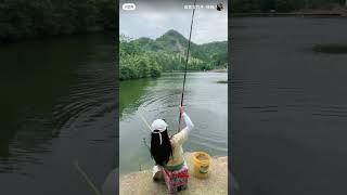 The girl caught a big fish in her bow / fishing bd tv