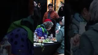 В Бельгии мусульмане на ифтар накрыли двухкилометровый стол #мусульмане #ифтар #бельгия #ораза