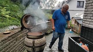 Tandoori Grill bei Regen anfeuern