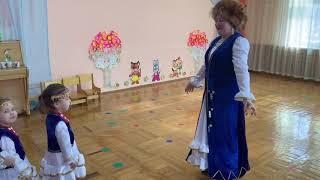 Башкирский танец "Бурзяночка" с детьми 2-3 лет.