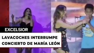 Lavacoches interrumpe concierto de María León y le quita el micrófono