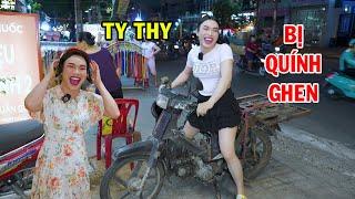 Ty Thy bị quính ghen vì mê trai đẹp - Ty Thy Vlog Gỏi đu đủ