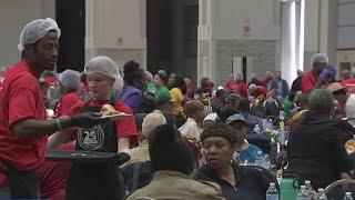 Safeway serves families Thanksgiving meals at Feast of Sharing | NBC4 Washington