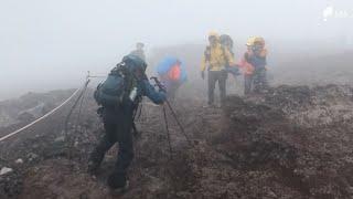 「寒いし怖い」富士山は大荒れの天気　静岡側の夏山シーズン初日　山頂では遭難事故で登山者が意識不明に