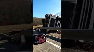 Camión volcado tras una salida de vía en cegoñal (León)