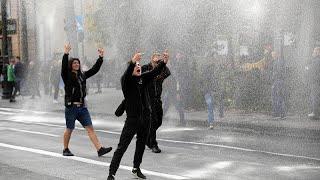 Polónia: Manifestantes anti-LGBT invadem desfile de orgulho gay