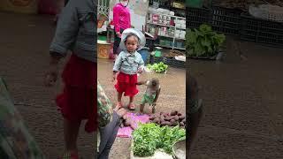 Cutis & Yen Nhi buy vegetables  #cutis #babymonkeycutis #shortsvideo