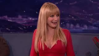 Melissa Rauch cleavage