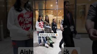 Aishwarya and Aaradhya Bachchan spotted at the airport #bollywoodhelpline #aishwaryaraibachchan