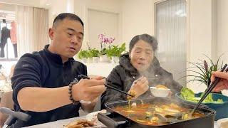 舅母子请客吃特色美食，才端上饭桌，这个真是独特呀